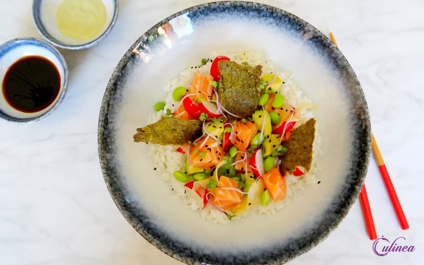 Sushi rijstsalade met zalm