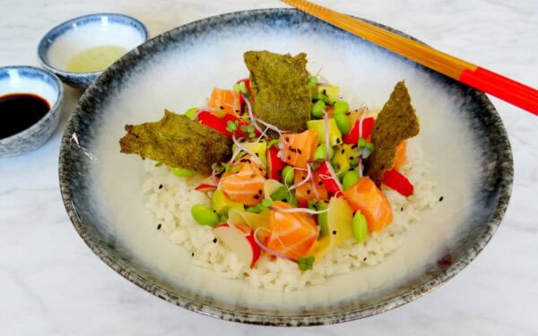 Sushi rijstsalade met zalm