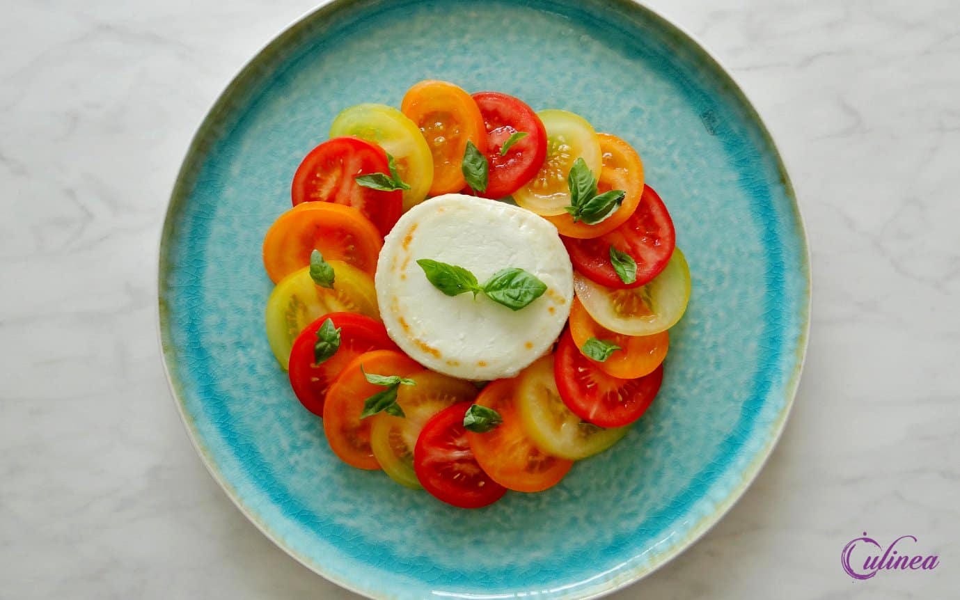 Salade gegrilde geitenkaas met tomaten