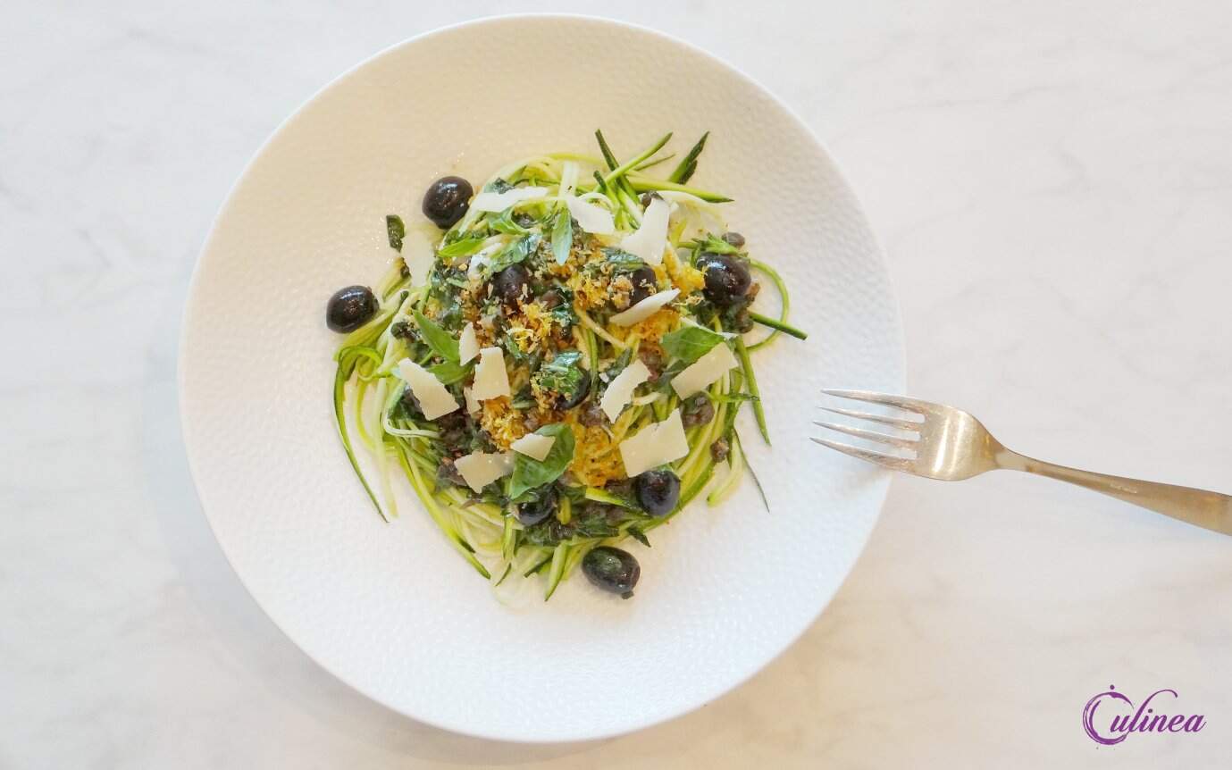 Courgetti met olijven en basilicum