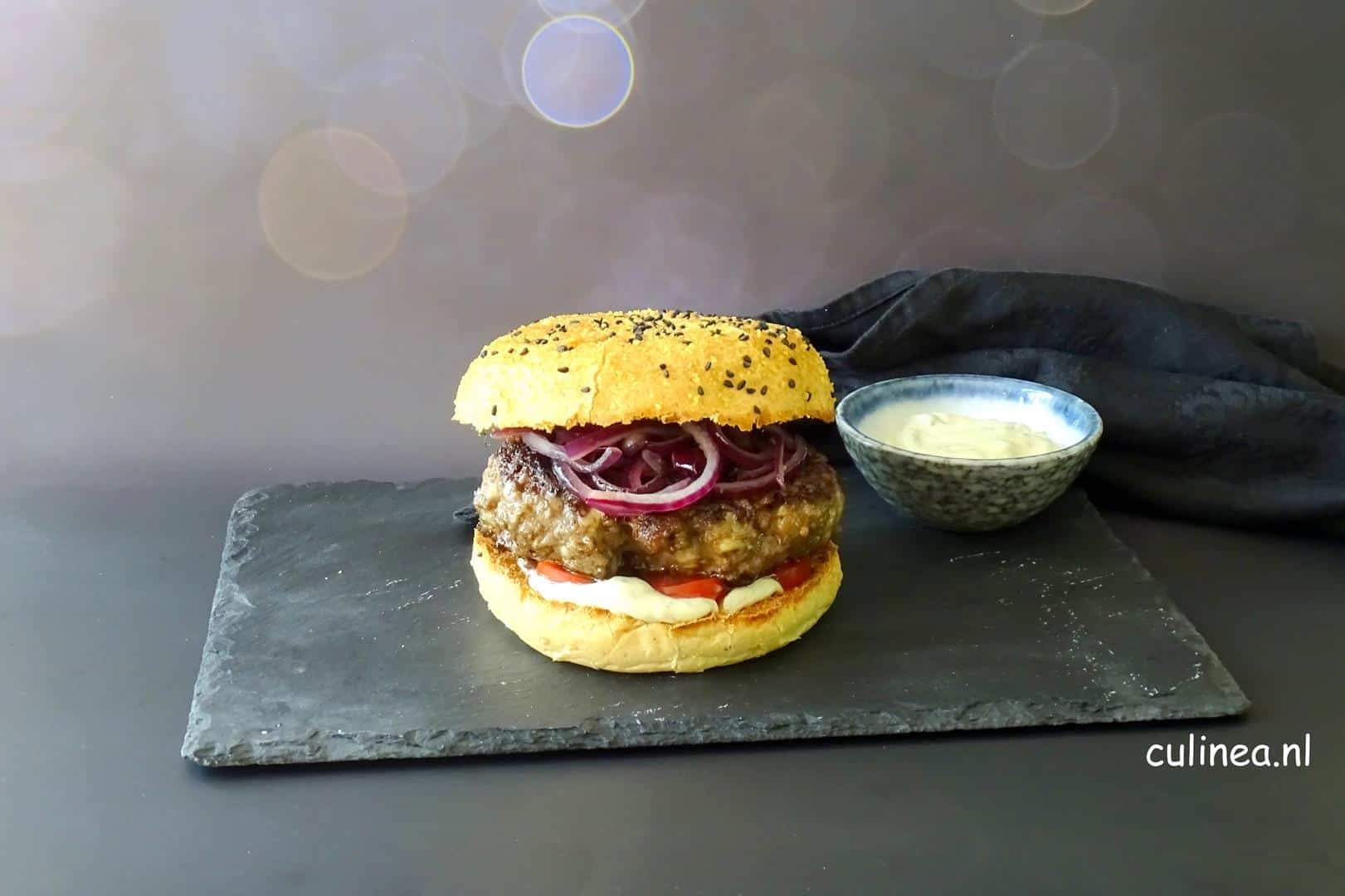Hamburger met dragonmayonaise