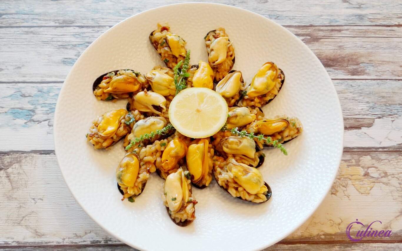 Midye dolma op een bord