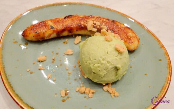 Gegrilde banaan met matcha ijs