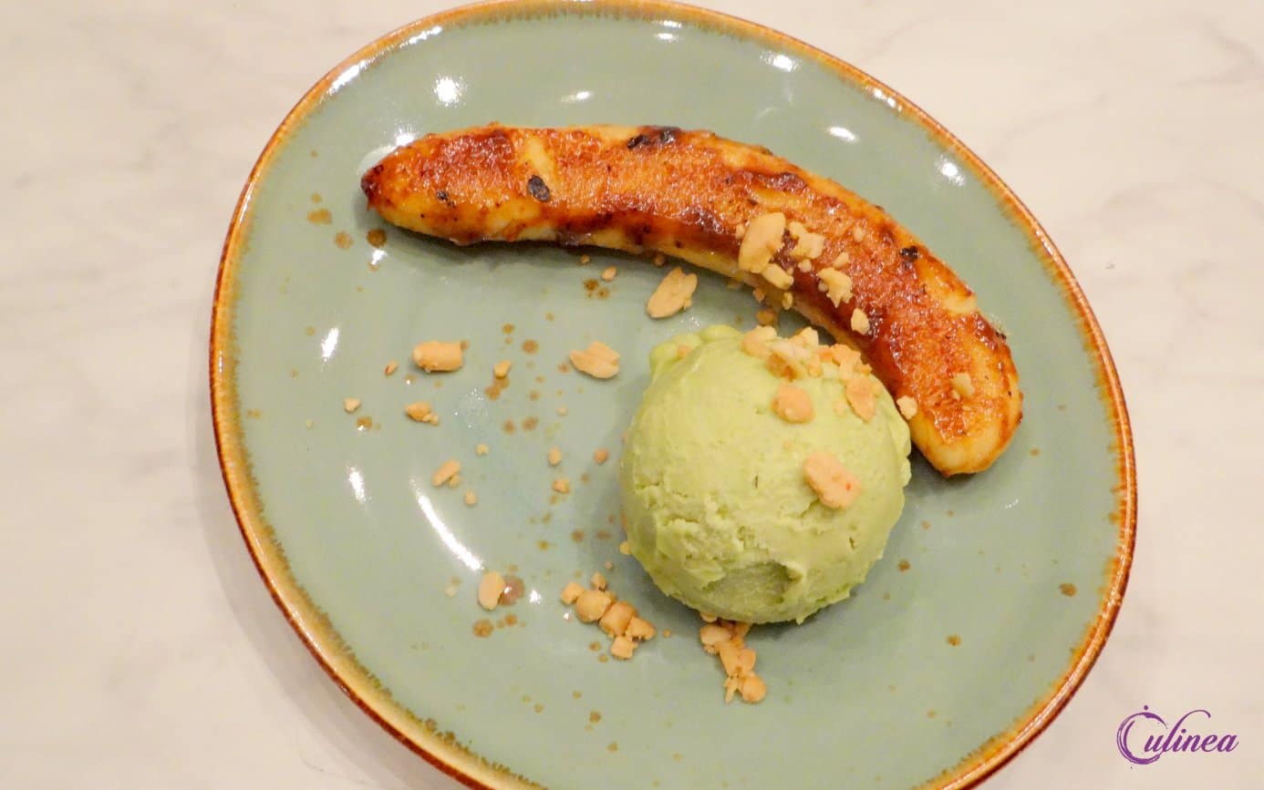 Gegrilde banaan met matcha ijs