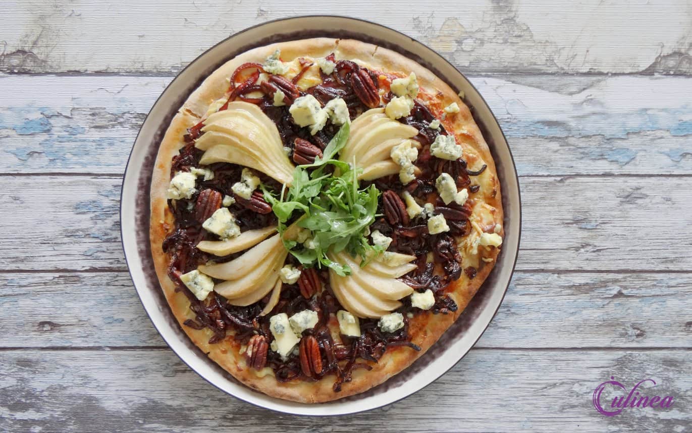 Pizza met balsamico uien, peer en Stilton