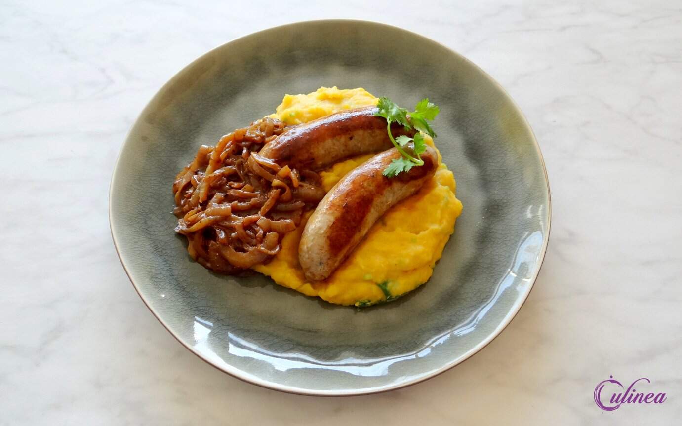 Pompoenpuree met braadworst en uienjus