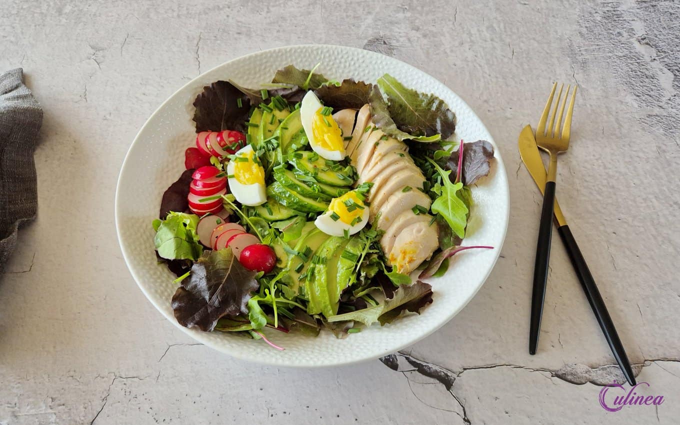 Salade met kip, avocado en ei