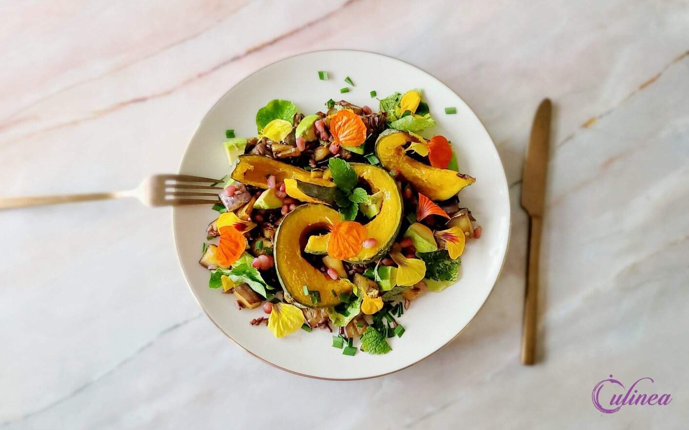 Zwarte rijstsalade met pompoen en aubergine