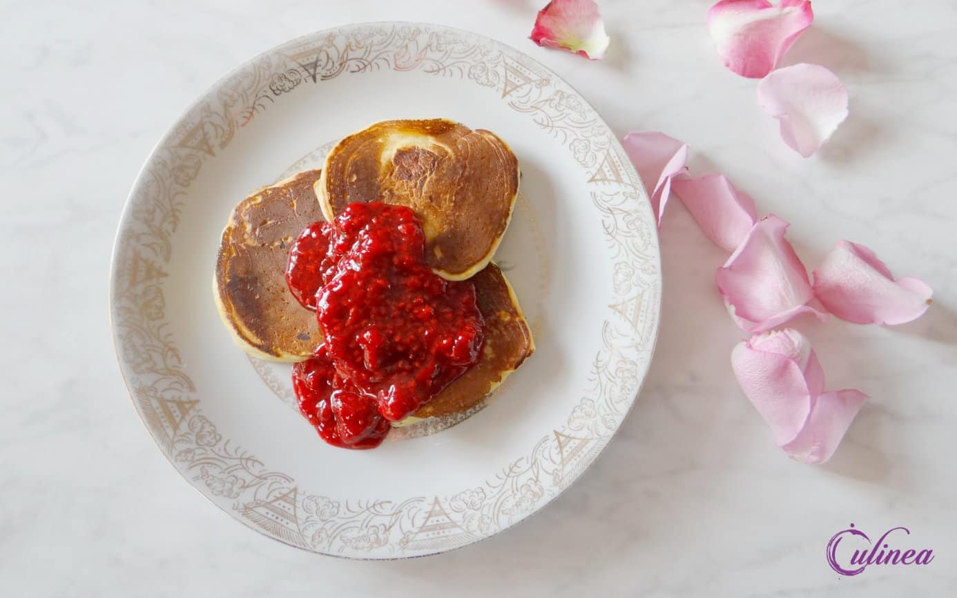 Luchtige kwarkpannenkoeken met frambozensaus