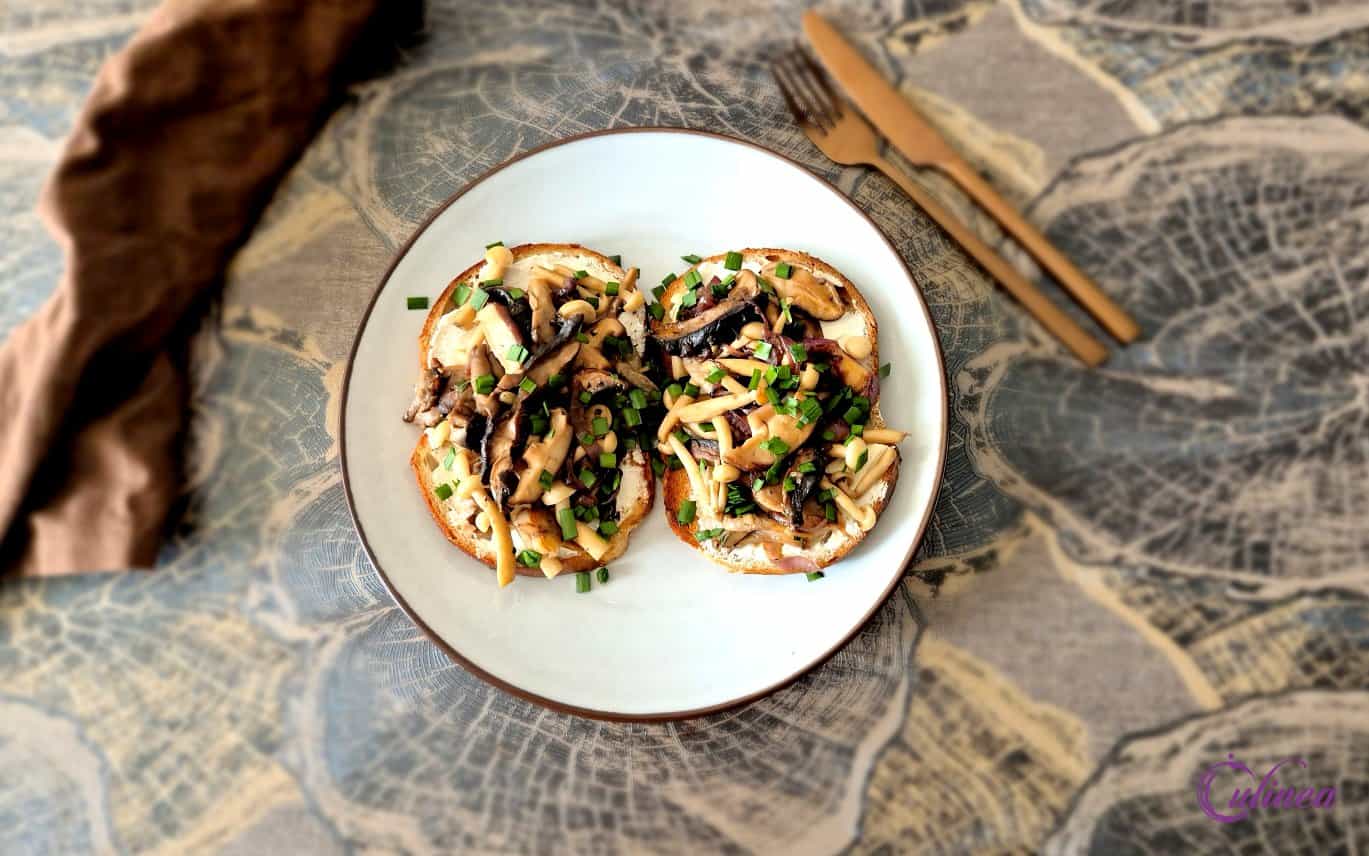 Toast met gebakken paddenstoelen