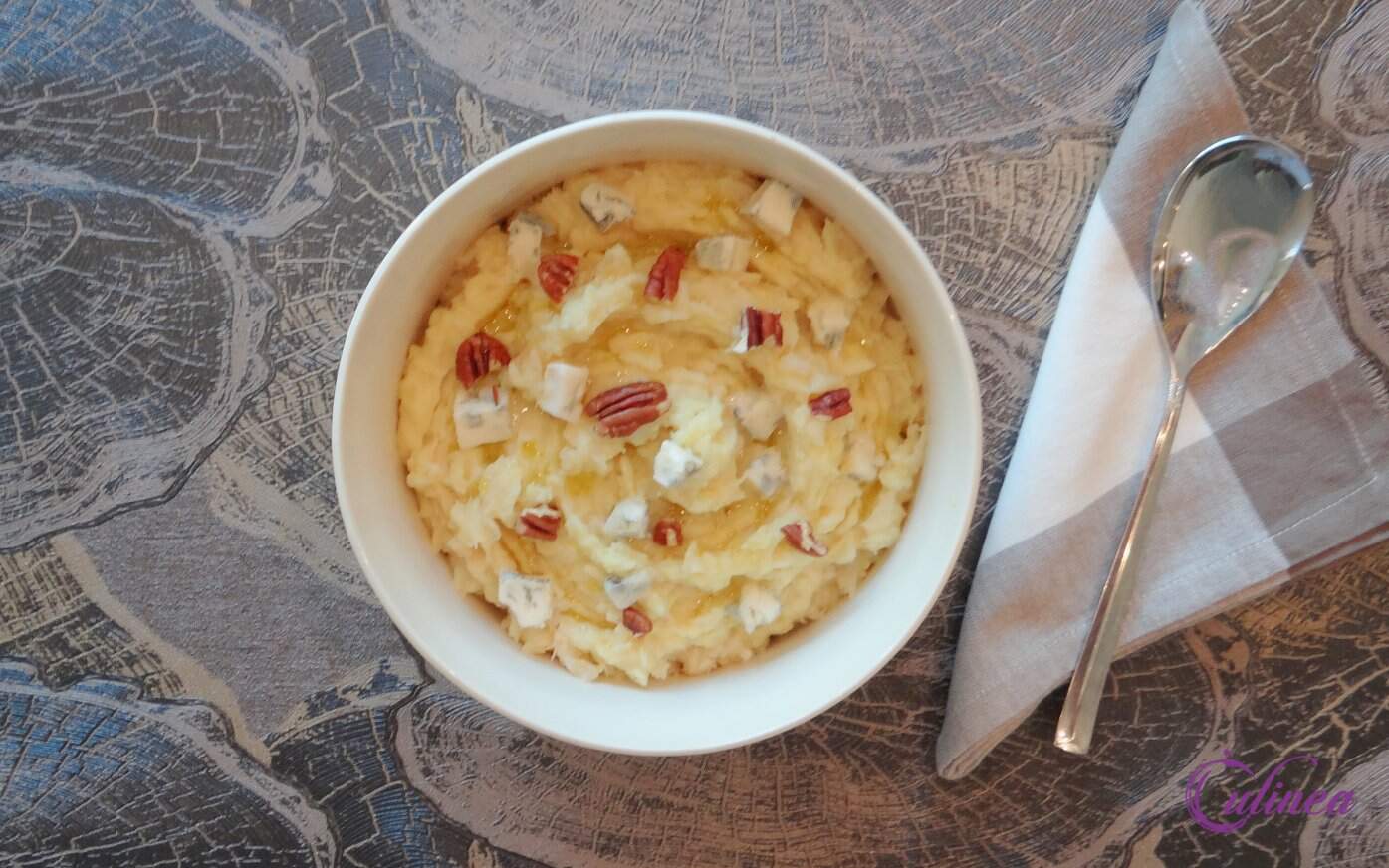 Knolselderijpuree met blauwe kaas