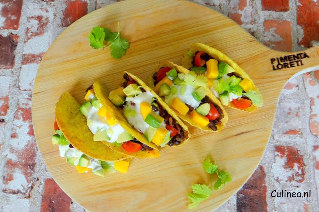 Taco's met bonen, avocado en mango