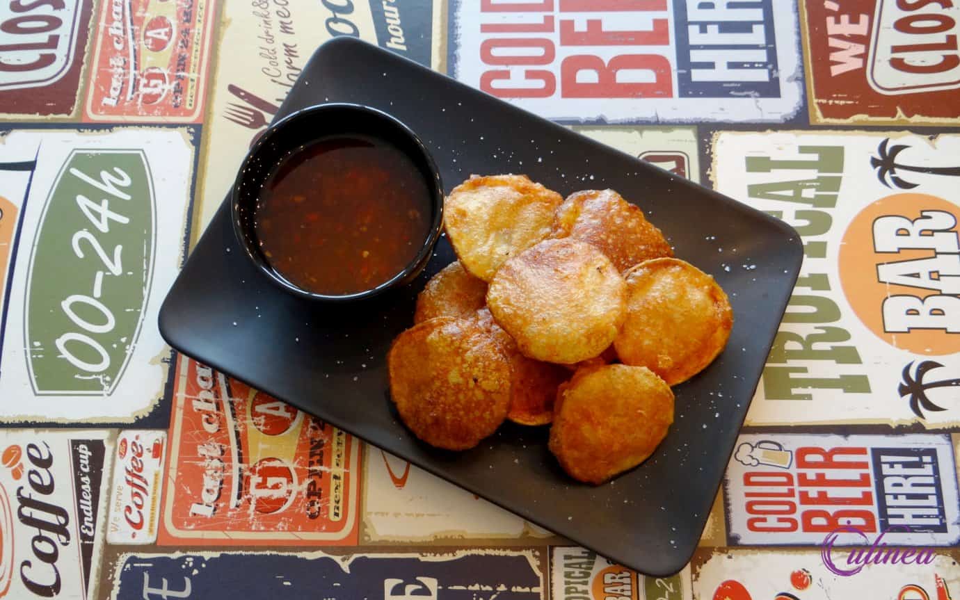 Lichte en knapperige tempura van aardappelplakjes, net als in je favoriete Japanse restaurant. Dit makkelijke en heerlijke voorgerecht of bijgerecht is gemaakt zonder eieren en het beslag kan ook gebruikt worden om groente tempura te maken. Het is een eenvoudig voorgerecht dat je in 20 minuten kunt maken en het bevat geen eieren. Veel tempura recepten bevatten eieren in het beslag, maar ik heb ontdekt dat je dezelfde luchtigheid en knapperigheid kunt bereiken zonder eieren! Ik ben helemaal voor minder ingrediënten en toch vergelijkbare resultaten. En het is gemakkelijk aan te passen voor andere eiwitten en groenten! Wat is tempura? Tempura is een populair Japans gerecht dat wordt gepaneerd en gefrituurd met zeevruchten, vlees en groenten. Het werd in de 16e eeuw door de Portugezen in Japan geïntroduceerd en is een hoofdbestanddeel geworden van de Japanse keuken. Probeer ook eens deze heerlijke: Koolraap tempura Tempura van courgettebloemen Asperge tempura Tempura van groenten met dips Serveren Deze aardappel tempura kan op zichzelf worden gegeten als voorgerecht of snack. Het kan ook worden geserveerd bij een maaltijd als bijgerecht of zelfs als maaltijd op zichzelf met noedels of rijst. Voor een tempura maaltijd, bak dan andere eiwitten en groenten zoals garnalen, kip, sperziebonen, champignons, aubergine en courgette. Tips: Ik heb diverse aardappelen getest voor deze tempura en vond de Roseval aardappel het lekkerst. Maar het verschil was erg klein. Gebruik ijskoud bruisend water of bier voor het beslag. We willen de ontwikkeling van gluten in het beslag minimaliseren om een luchtige en knapperige coating te garanderen. Meng het tempurabeslag niet te veel. Kleine klontjes zijn prima. Het tempurabeslag moet de consistentie hebben van dun pannenkoekenbeslag. Voeg indien nodig 1 eetlepel water per keer toe om dit te bereiken. Bak in porties. Doe de pan niet te vol, anders zakt de temperatuur van de olie te laag, wat resulteert in een minder knapperige coating. Laat uitlekken op een rooster. Keukenpapier werkt ook, maar een rooster laat overtollige olie weglopen en zorgt voor luchtstroom om zompige tempura te voorkomen. Het is geschikt voor de vriezer! Zorg dat je een voorraadje hebt voor een snel voorgerecht of bijgerecht! Als je dit recept hebt gemaakt en het lekker vond, kan je hieronder een reactie en beoordeling achterlaten. Recept Tempura van aardappelplakjes: