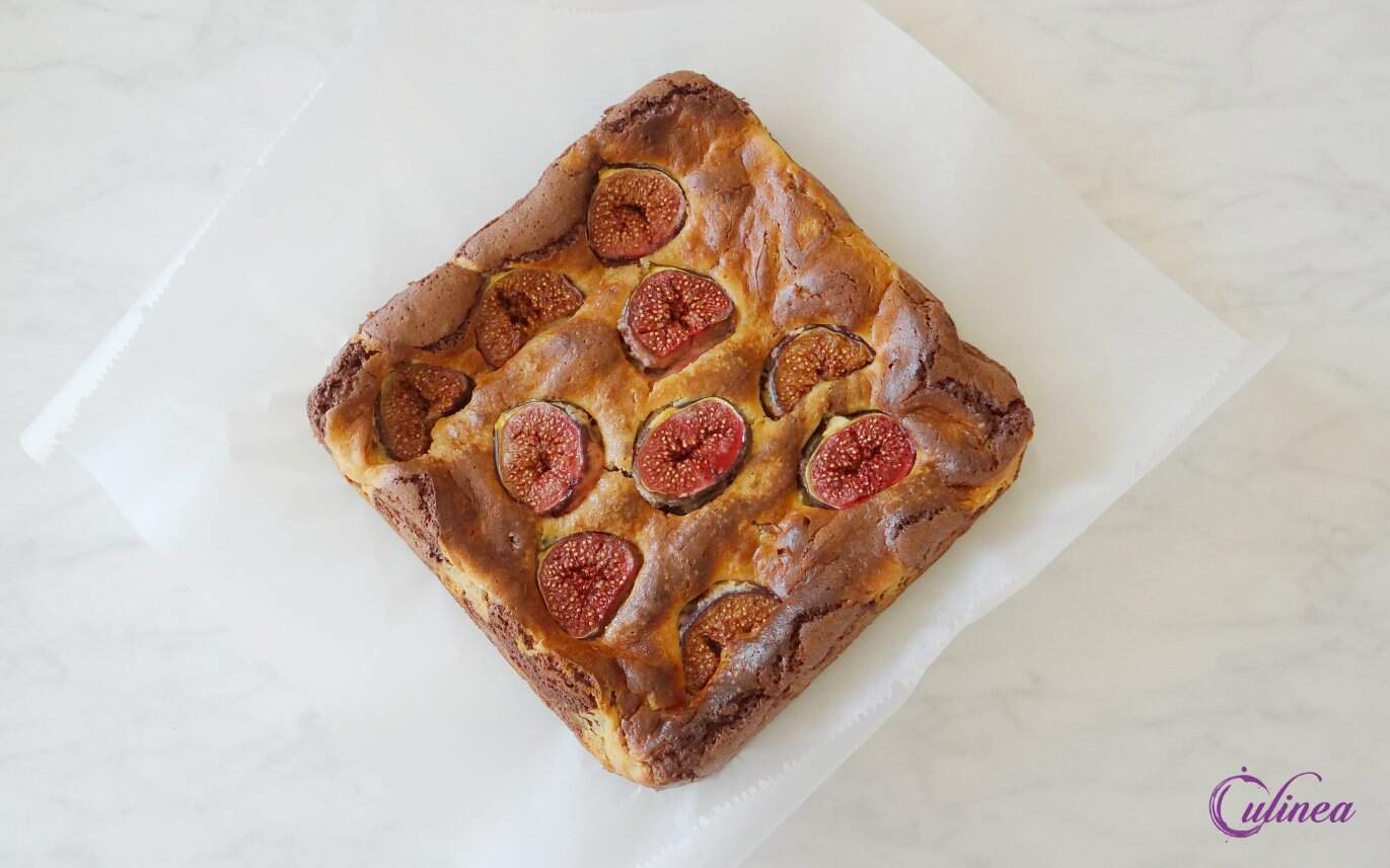 Twee kleuren brownie met verse vijgen