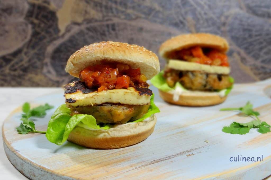 Aubergine halloumi burger met pompoenchutney