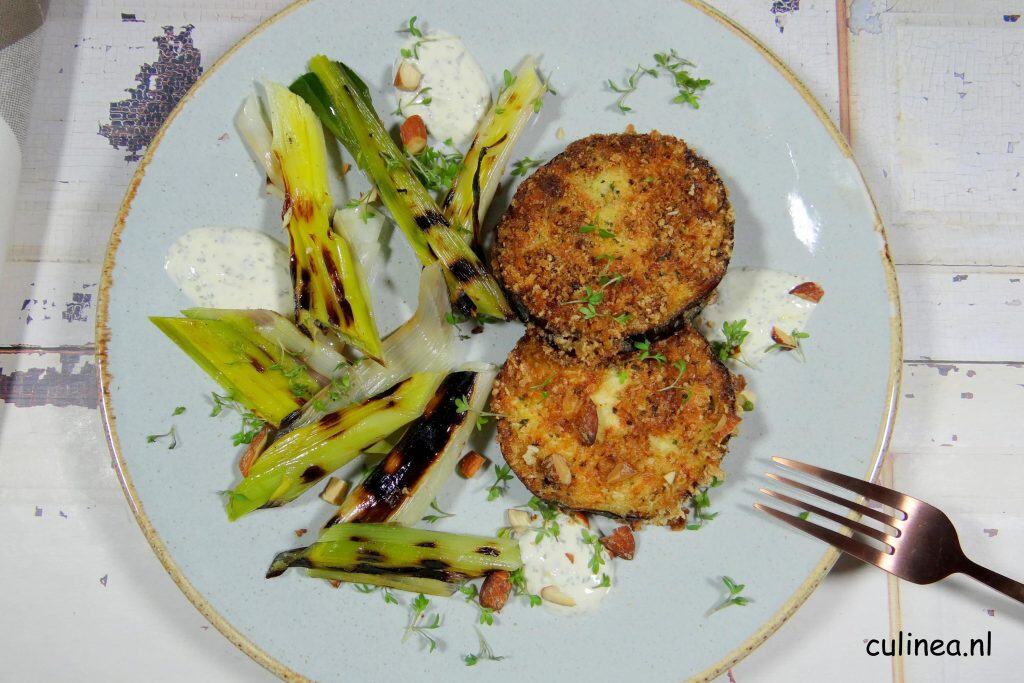 Aubergine schnitzels met gegrilde preistengels