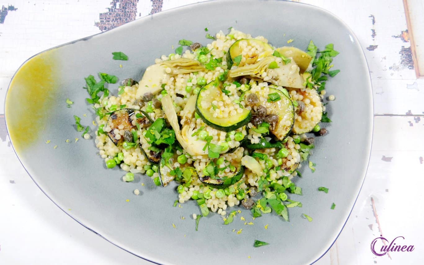 Parelcouscous met gegrilde courgette, erwten en artisjok