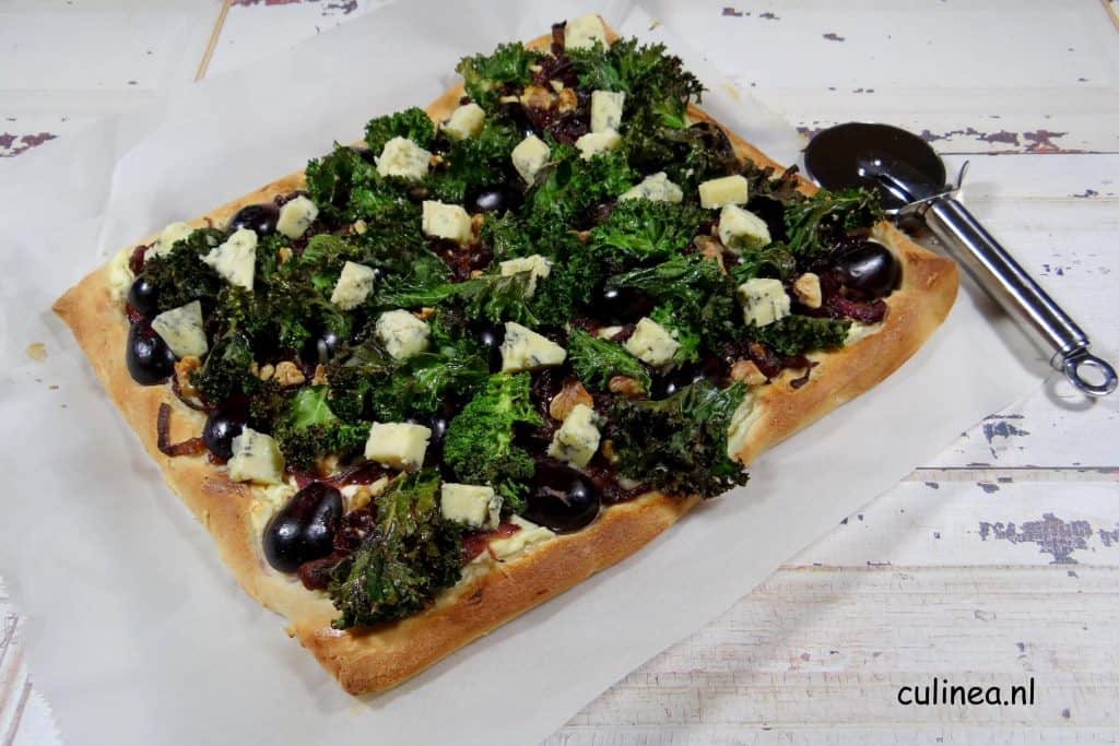 Pizza met rode ui, boerenkool, druiven en blauwe kaas