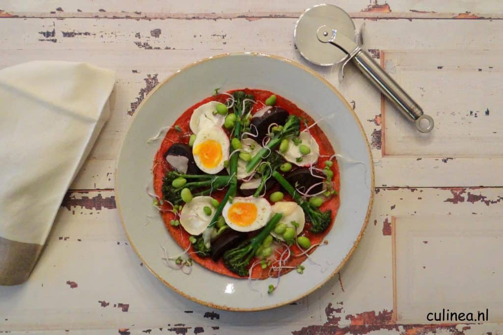 Rode pizza met bimi, sojabonen en geitenkaas