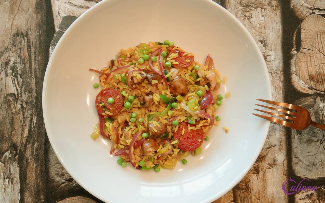 Gele rijst met chorizo, prei en paddenstoelen