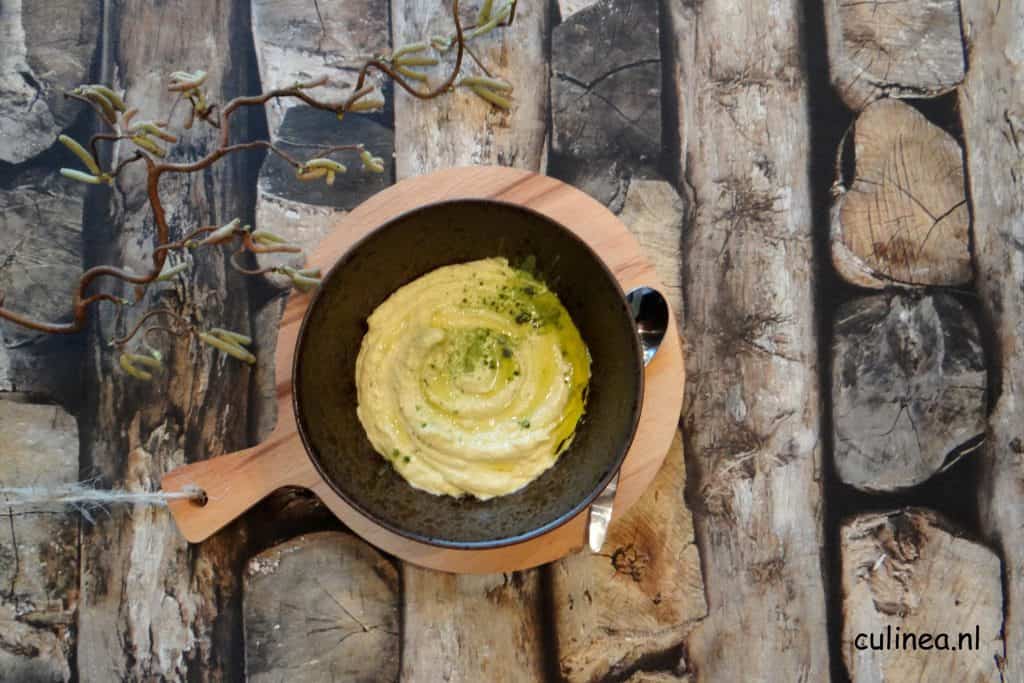 Groene hummus met koriander en spinaziepoeder