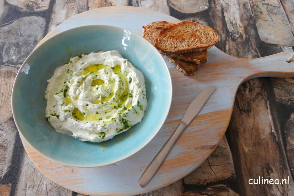 Labneh met spinazie en knoflook