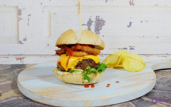 Mega Cheeseburgers met gefrituurde uiringen