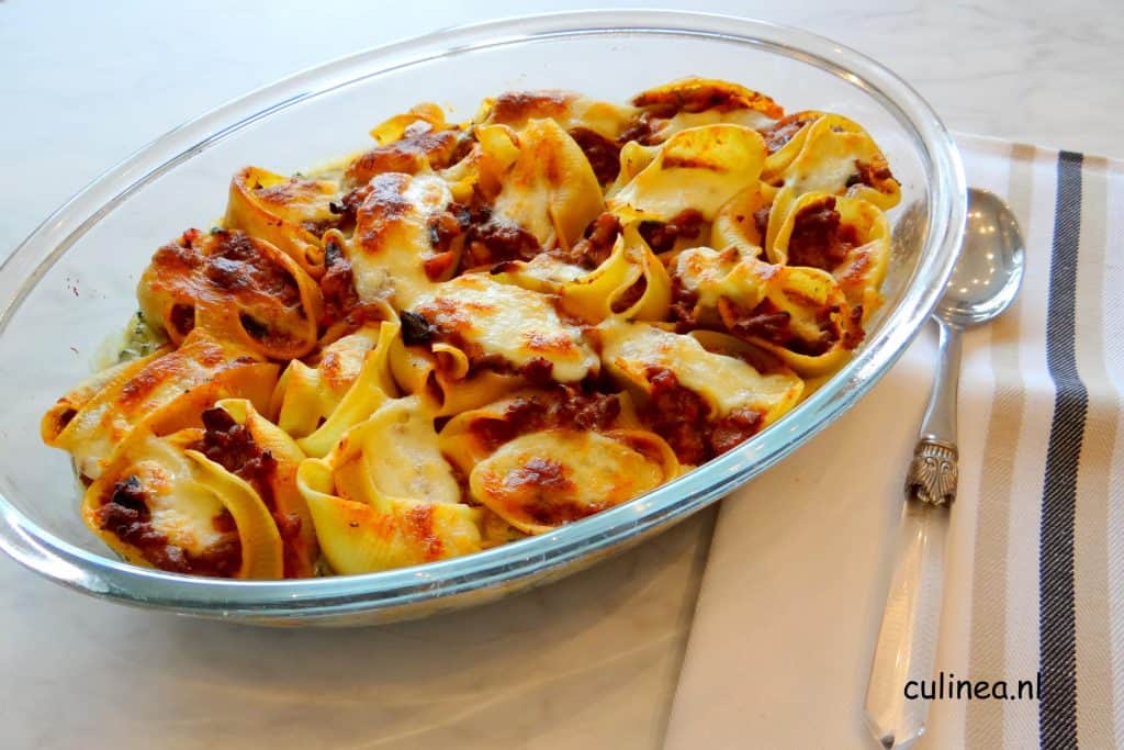 Pastaschelpen gevuld met gehakt op een spinaziesaus