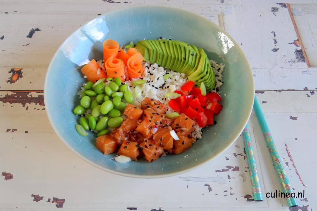 Poke bowl met zalm, bloemkoolrijst en sojabonen
