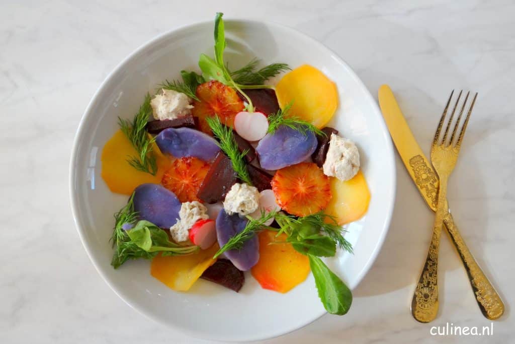 Salade met makreelmousse, truffelaardappel en bietjes