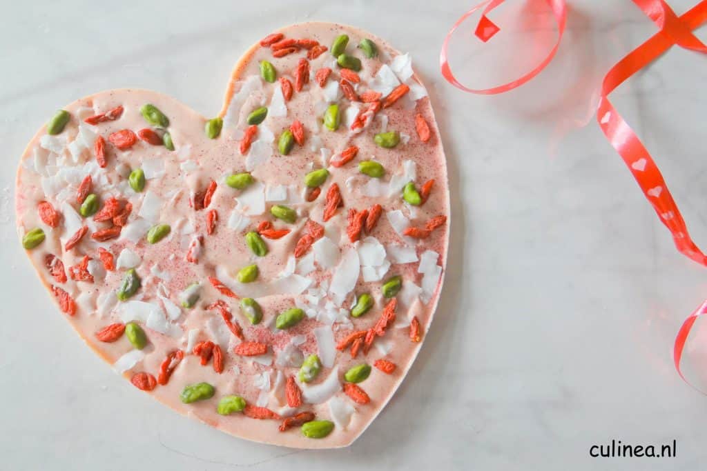 Witte chocoladehart met goji, kokos en pistache