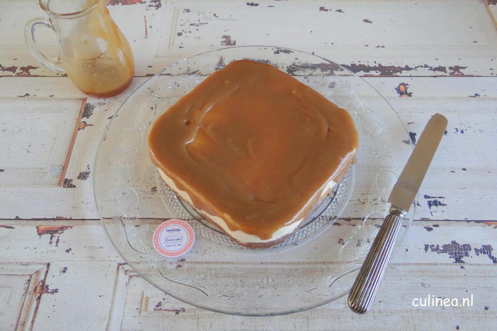Cheesecake met pindakaas en gezouten karameltopping