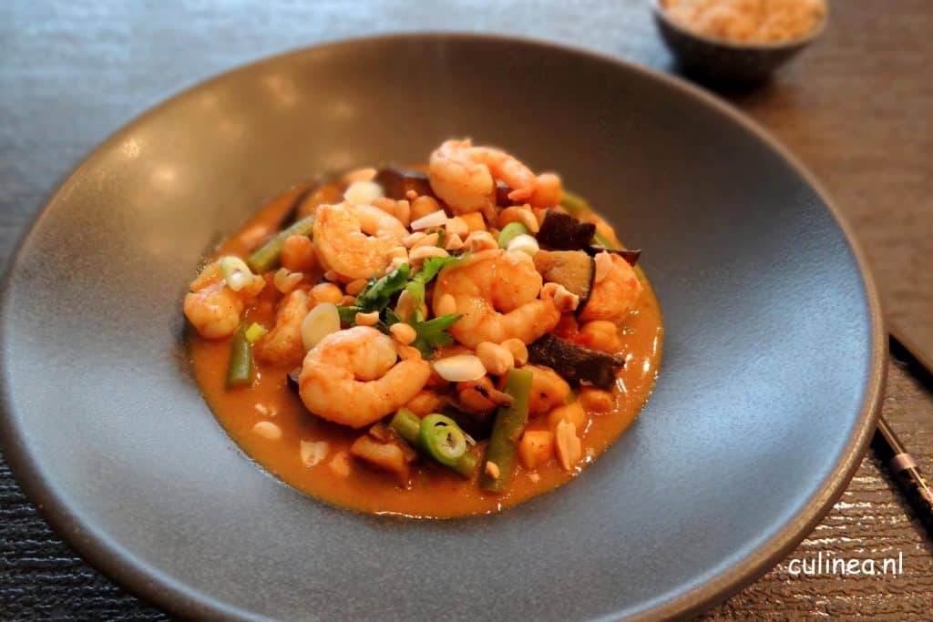 Kikkererwten curry met aubergine, bonen en gamba's