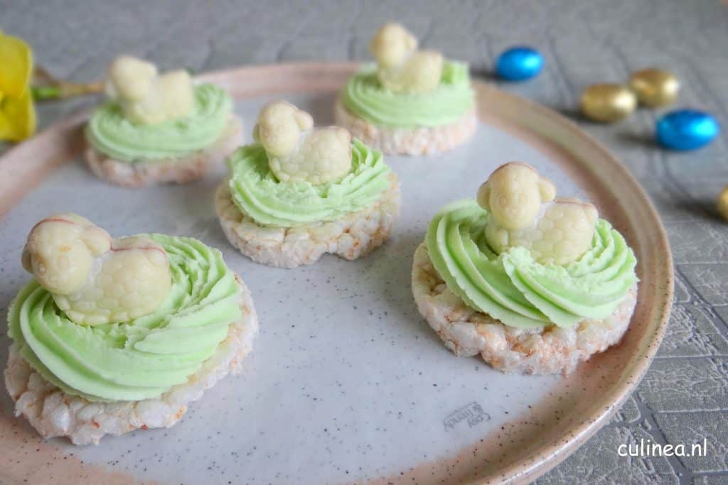 Paaslammetjes in de wei