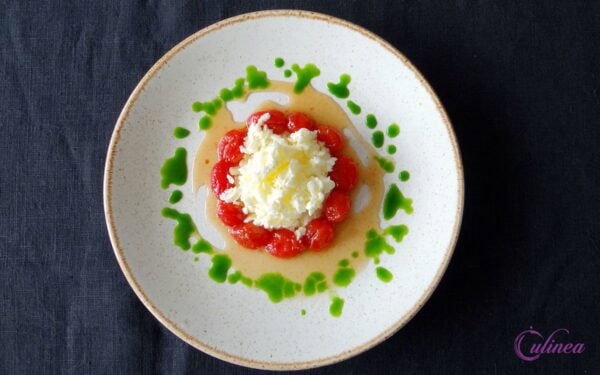 Tomaatjes in honing met yoghurtgranité en basilicumsiroop