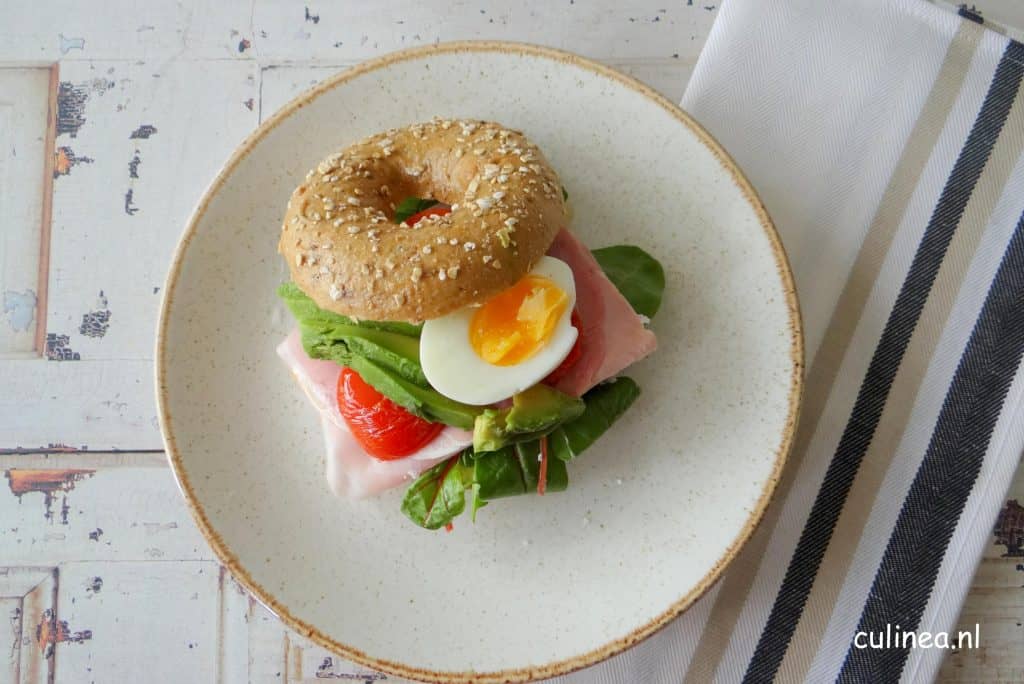 Bagels belegd met ham, avocado, tomaat en ei