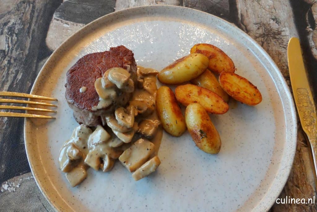 Biefstuk met champignonroomsaus en gebakken krieltjes