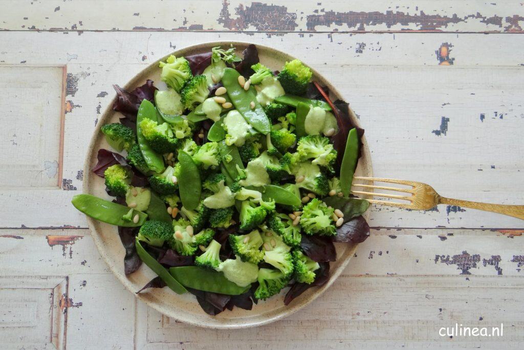 Broccoli en peultjes salade met green goddess dressing