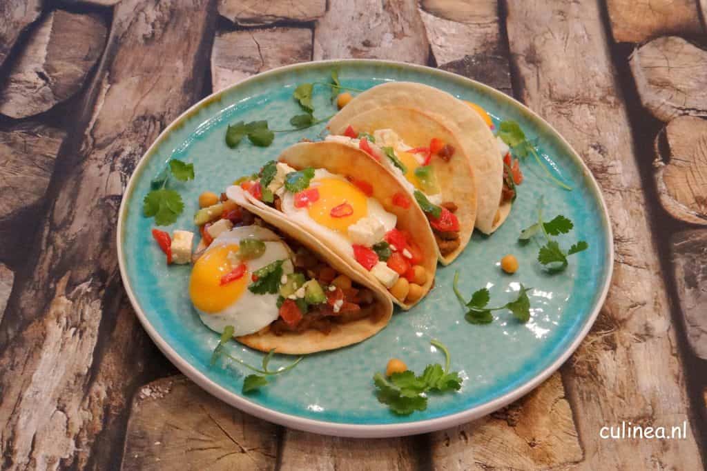 Cordita's gevuld met shoarma, kikkererwten en gebakken ei