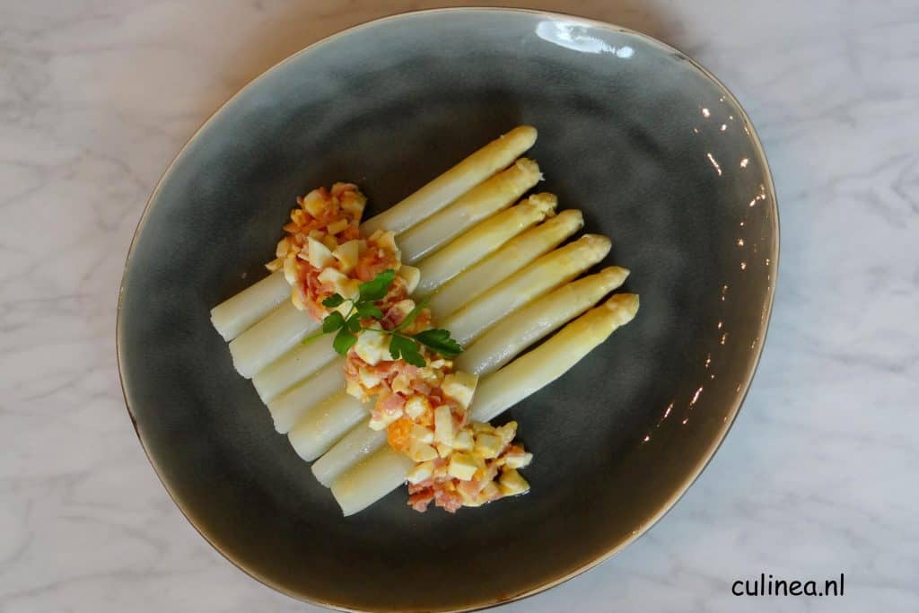 Asperges met ham, ei en botersaus