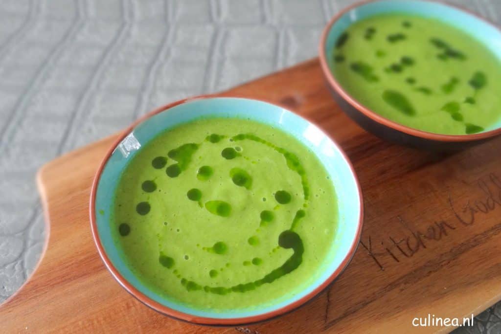 Koude erwtensoep met kruidenolie