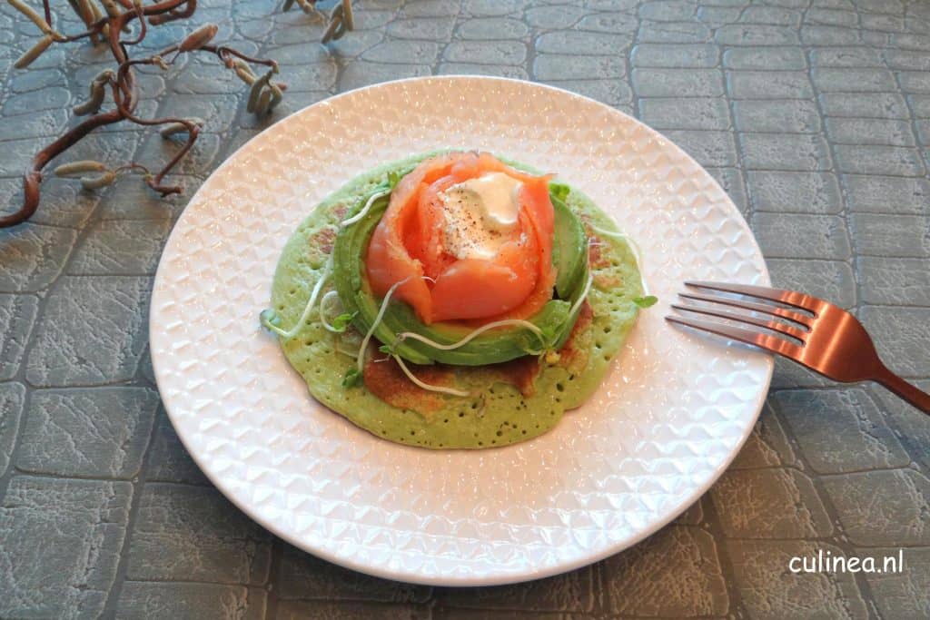 Luchtige groene pannenkoekjes met gerookte zalm
