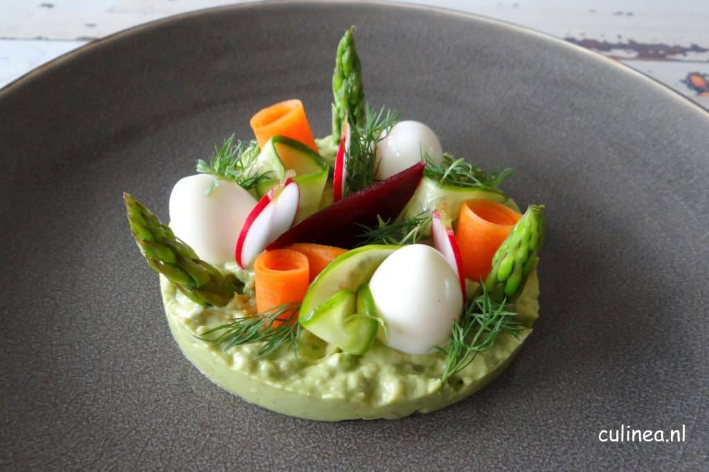 Groente- en kruidentuintje met kwarteleitjes