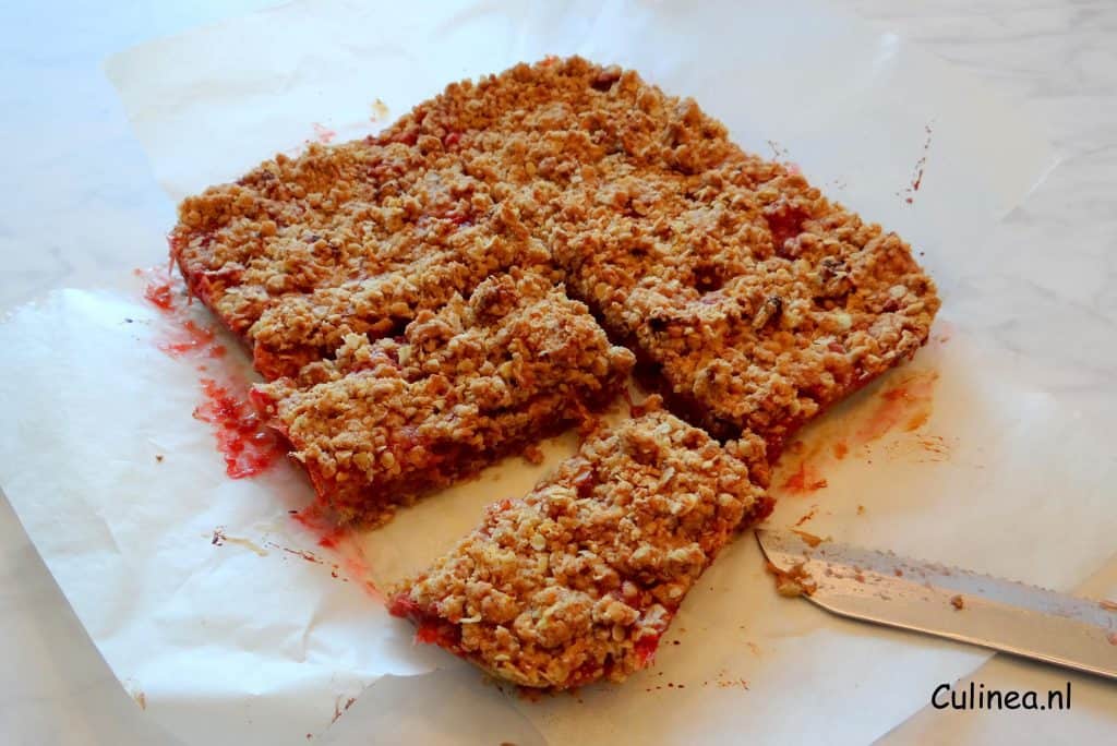 Rabarber aardbeien kruimeltaart