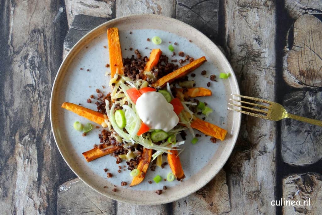 Vegetarische Kapsalon met zoete aardappelfrites
