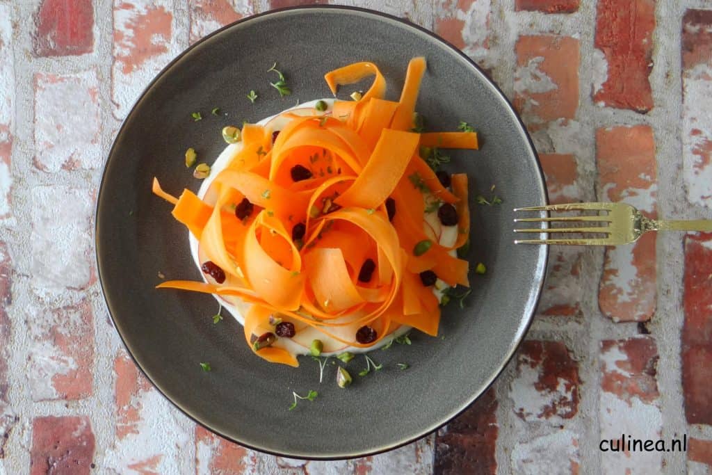 Wortelsalade met appel en cranberries