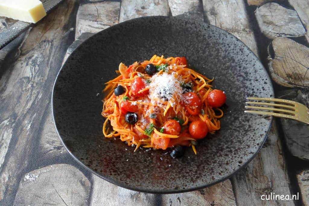 Zoete aardappelspaghetti met Puttanesca saus