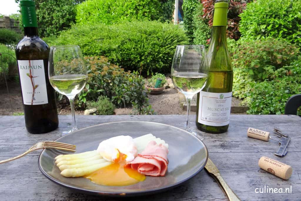 Genieten van asperges en wijn