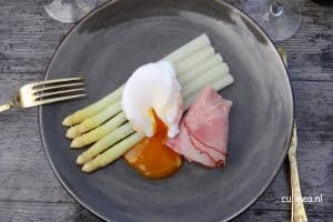 Genieten van asperges en wijn