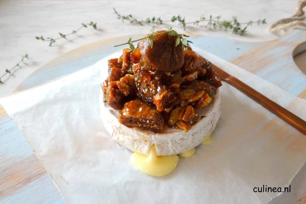 Camembert uit de oven met een zoete topping